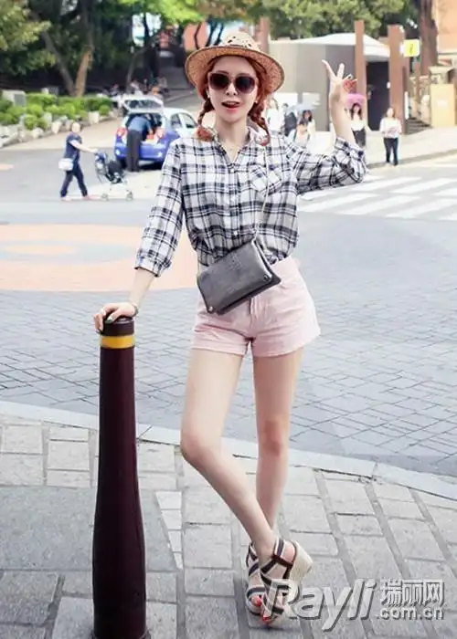 双色格纹衬衫搭配粉色短裤,草编低坡跟凉鞋!