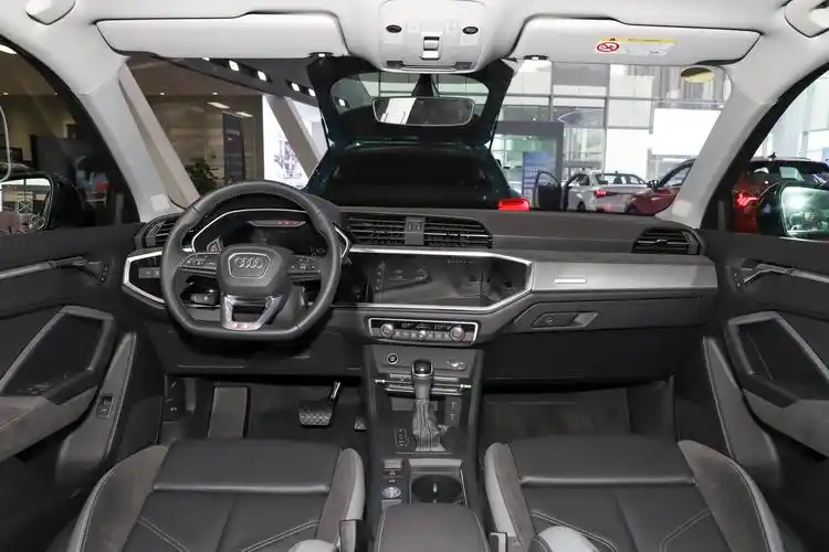 2022款 奥迪q3 sportback 40 tfsi 时尚型内饰