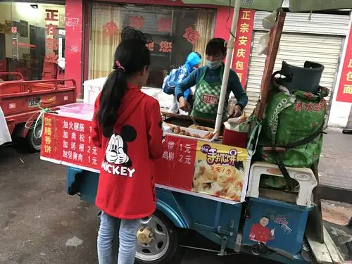 学校门口小摊泛滥 学生食品安全堪忧