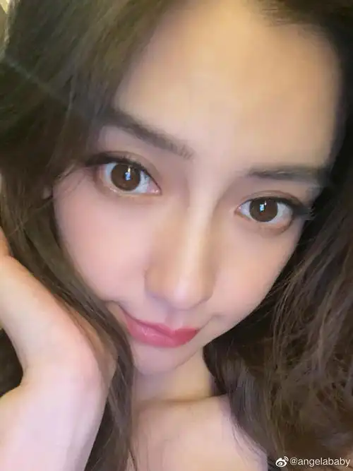 angelababy晒怼脸自拍美照单手托腮甜笑十分迷人