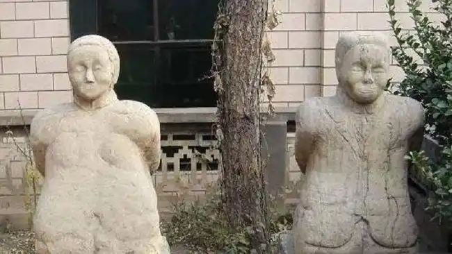 众人又在梅花山上修了一座汪精卫的跪像