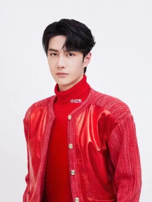 青年演员王一博身着chanel2021春夏高级成衣系列红色斜纹软呢外套搭配