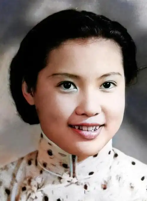 秦怡罕见老照片曝光永远书卷气的打扮真是美了一辈子的美人