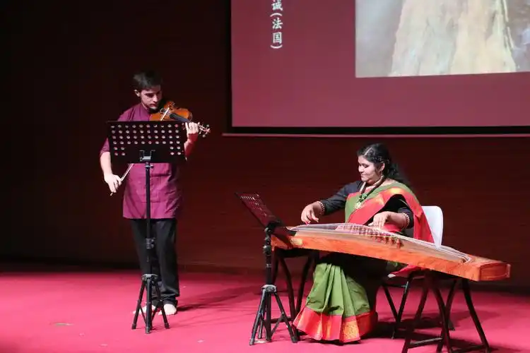用中国乐器讲世界故事国内首场外国人古筝专场音乐会在北京语言大学