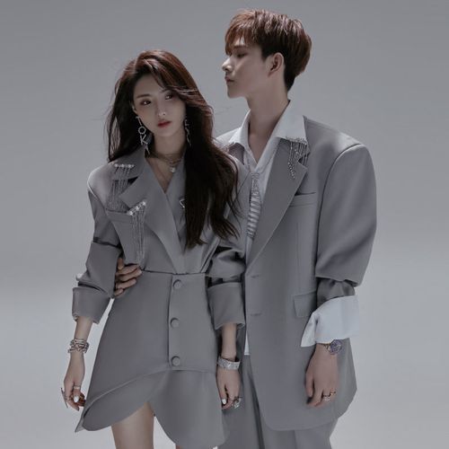 2021新品影楼主题时尚杂志风韩式街拍形象照情侣写真西装拍摄服装