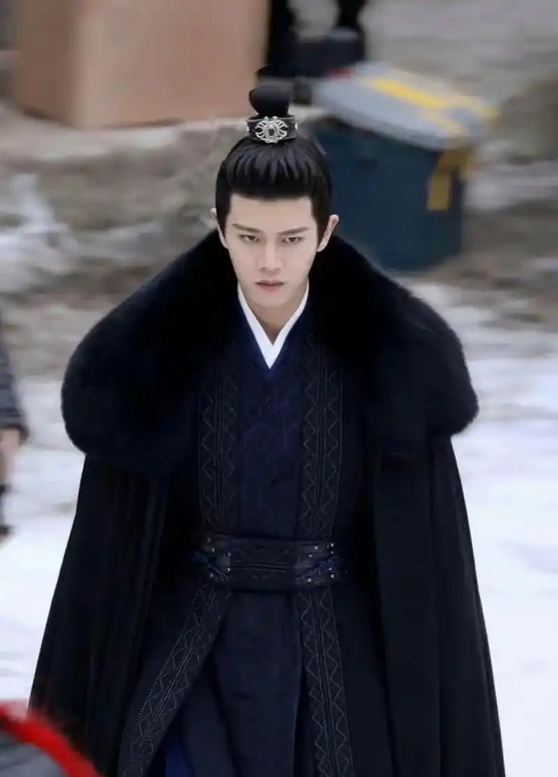 周生辰不笑的时候,真的威严十足!任嘉伦