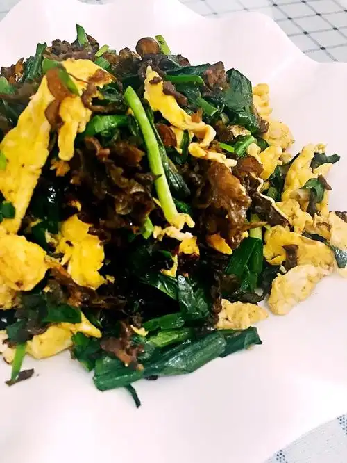 鸡蛋鸡蛋三个地皮菜适量盐适量生抽适量韭菜地皮炒鸡蛋的做法与步骤1