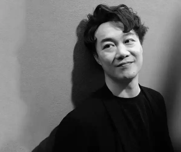 说到陈奕迅,十年老粉不请自来最为经典代表eason的肯定是无法超越的