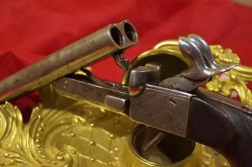 一把装饰极少的双管手枪,制作于1840年,由法国一家枪械工厂制作