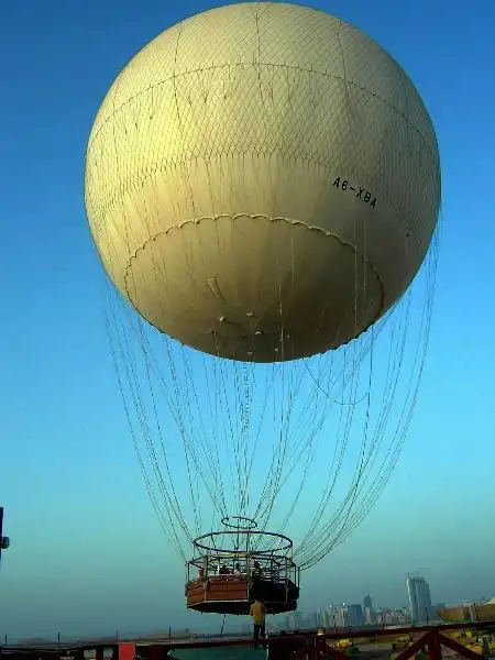 图文:--乘大型氢气球升空
