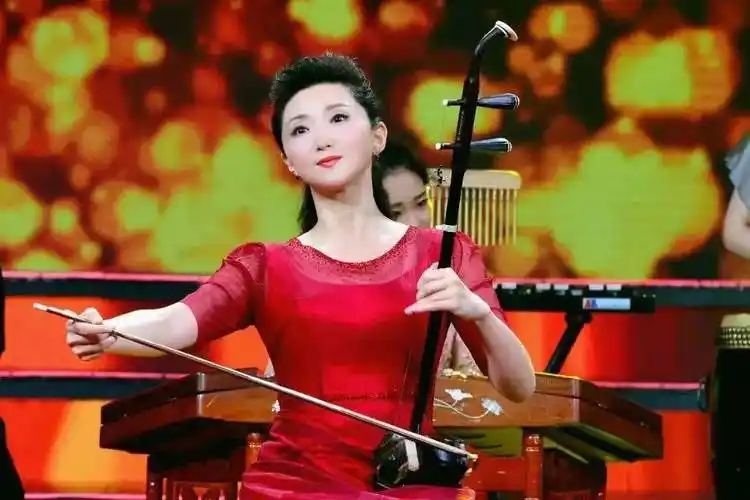 著名二胡演奏家于红梅红妆国乐音乐会首演民乐版不忘初心
