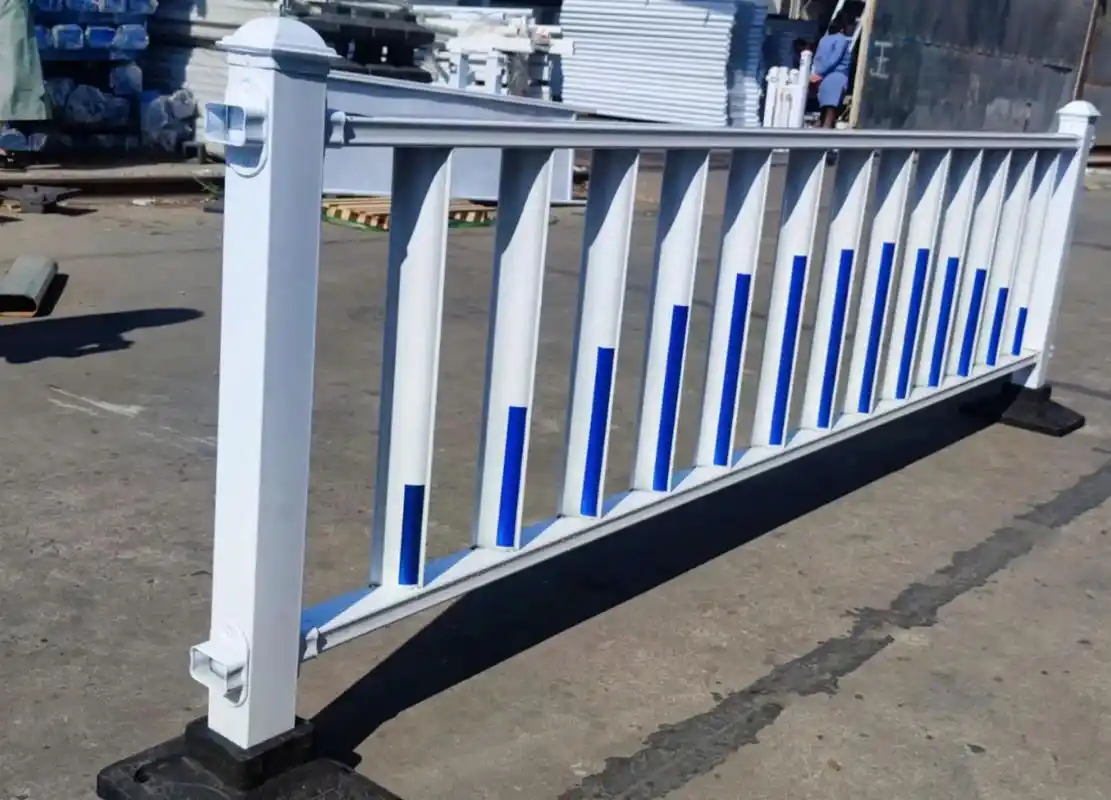 城市用人行道路隔离护栏多少钱一米.#图文来了#城市用道路护栏 - 抖音