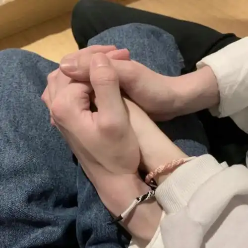 而男孩子会把上一任的亏欠留给下一任 牵手手  情侣  是时候公布恋情