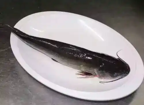 2,取 蒜蓉梅子酱50克,拌入少许花生油,淋到钳鱼上,覆保鲜膜蒸7分钟