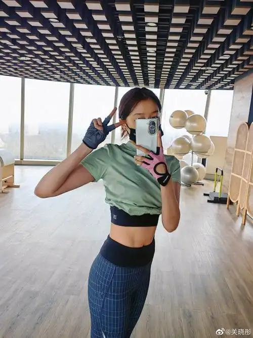 关晓彤晒健身随拍秀大长腿身材比例惊人