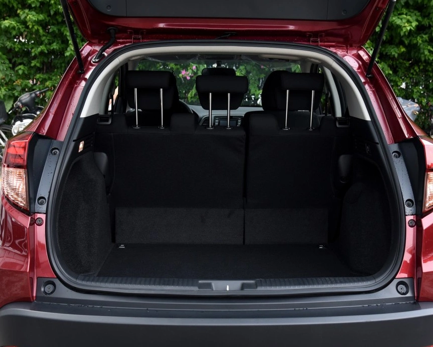 后备箱能放的东西也还可以,例如正常一家几口人出门旅游都完全没有