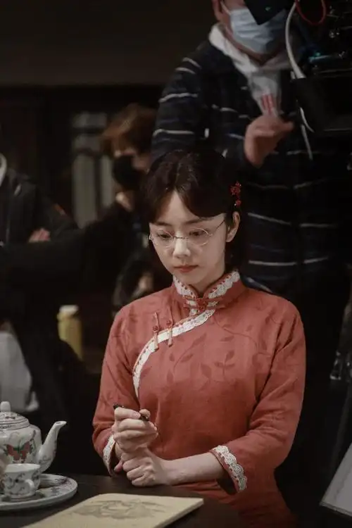 谭松韵演"红船卫士"王会悟 着旗袍气质温柔眼神坚定) 推荐阅读:"明星