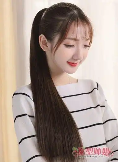 女生扎好看的发型,简单的发型有 马尾辫的搭配也显得很出色