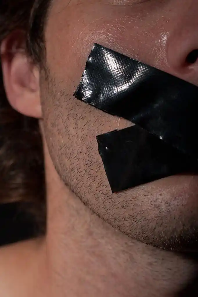 封住了嘴,在他的嘴上的胶带的男人