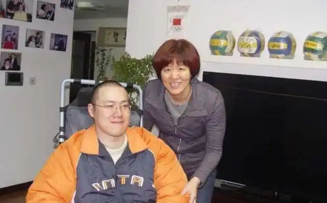 41岁周苏红和瘫痪丈夫离婚后,二婚嫁富豪,如今面容保养如少女!