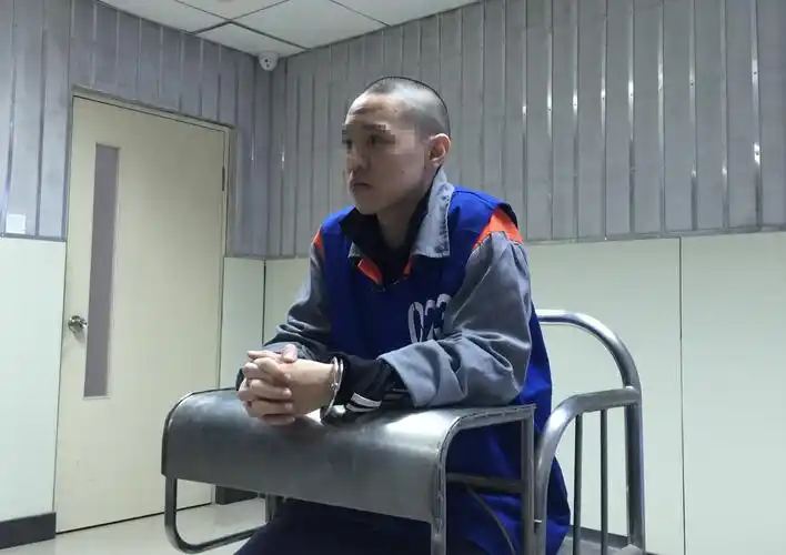 4月17日,民警在北京提审台湾电信诈骗犯罪嫌疑人刘泰廷.新华社发