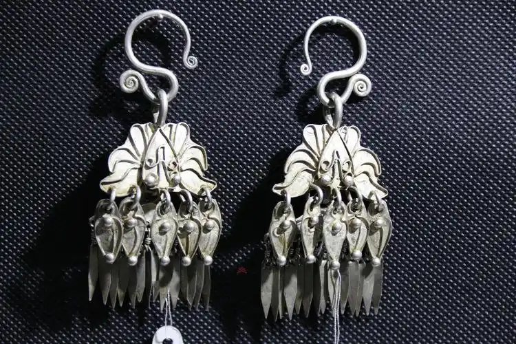 清代剑河苗族蝴蝶瓜米坠耳环