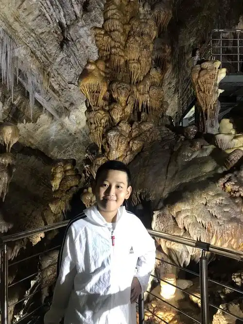 五(1)班王奕程 溶洞之行 兴隆溶洞距今十亿年至十四亿年的时间,属于