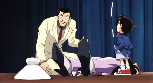 名侦探柯南:女子被钢琴线勒死,现场发现同款小酒杯