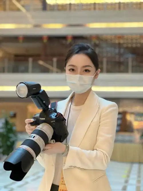 致敬两会女记者最美瞬间