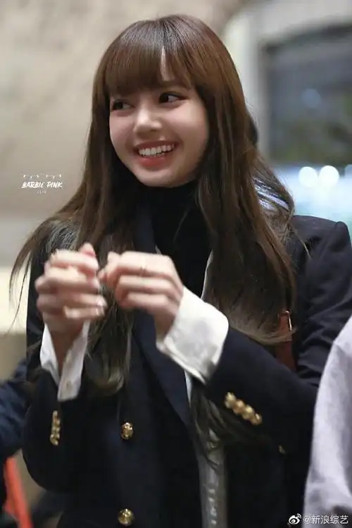 组图:lisa西服搭丝质衬衫现身 灿笑比心诠释可盐可甜双面魅力