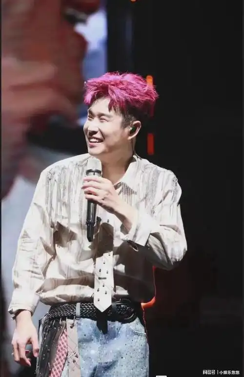 小沈阳演唱会变身型男,肌肉明显颜值大涨,超显年轻!