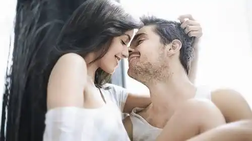 男生亲吻喜欢咬嘴唇表示什么意思?为啥有的男人喜欢亲吻咬嘴唇