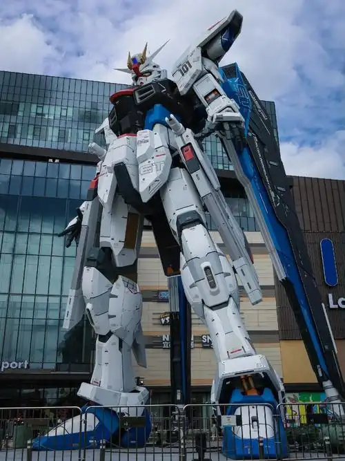 真的帅! #自由高达立像 #上海高达基 - 抖音