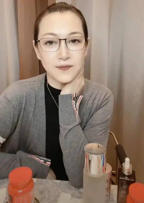 皮肤白皙水嫩显年轻,与女儿同框似姐妹|马丽娟|冻龄_网易订阅