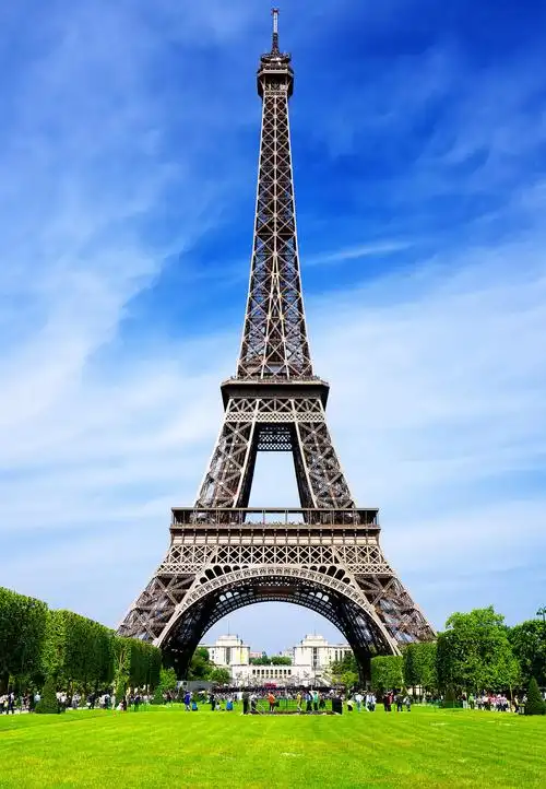 世界著名建筑国外建筑旅游景点景观远景蓝天下的埃菲尔铁塔法国埃菲尔