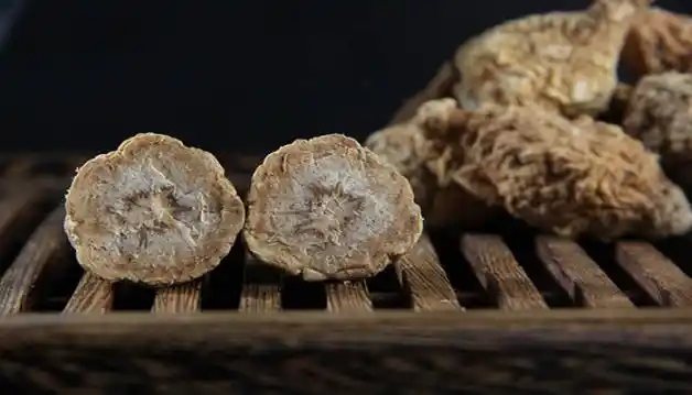 玛卡经阳光晒后可以食用,也可以制成凉拌菜,熟食更佳,早在哥伦布到达