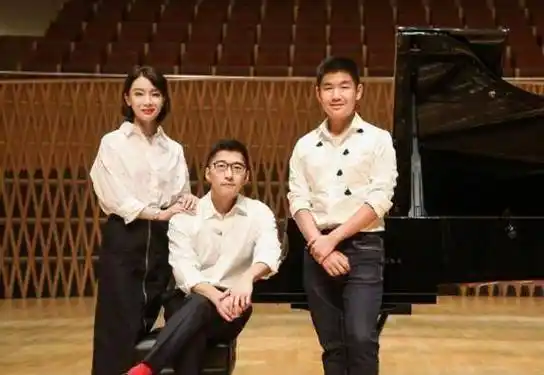 原创陈数赠钢琴蛋糕为老公庆生赵胤胤拥她贴面合照祝福太实诚