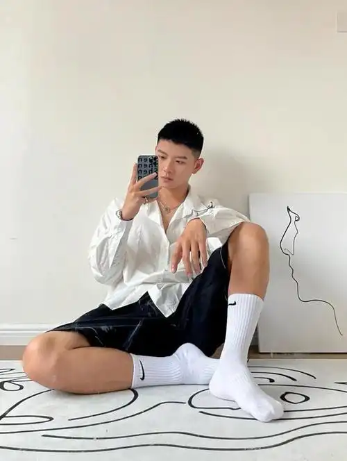 这枚爱穿白袜的鲜肉少年有上头哦