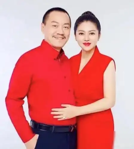 52岁雪村老婆罕露面,身材臃肿认不出,结婚13年却恩爱如初