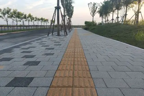 宁彤陶瓷透水砖铺设时的色彩搭配