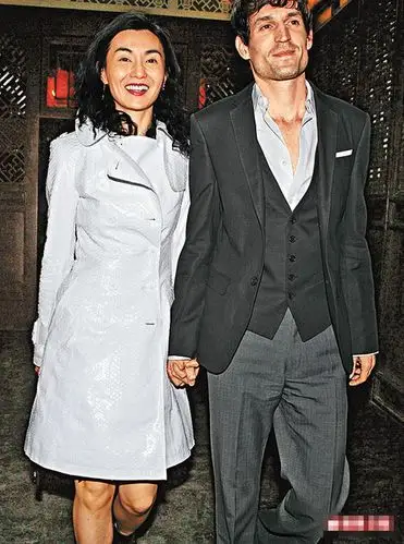 张曼玉拖手小男友春风满面甜蜜之情溢于言表