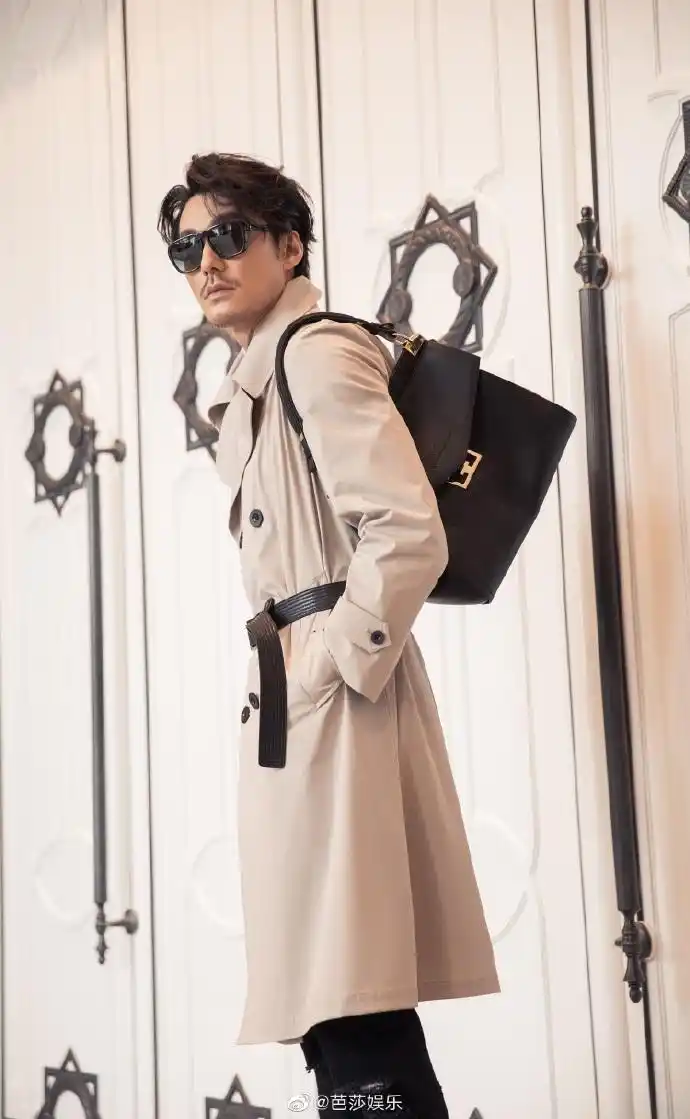 "中国绅士"@胡兵现身品牌活动,米色经典风衣搭配黑色破洞牛仔裤的装扮