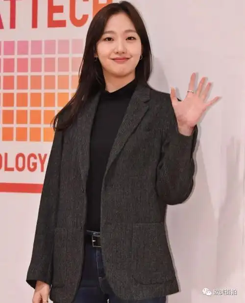 像最近金高银出席活动,就是灰色短款西装配黑色针织,简约低调的优雅!