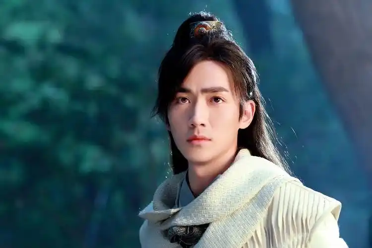 看到第一张图,一堆人说这个形象超适合费渡,于是