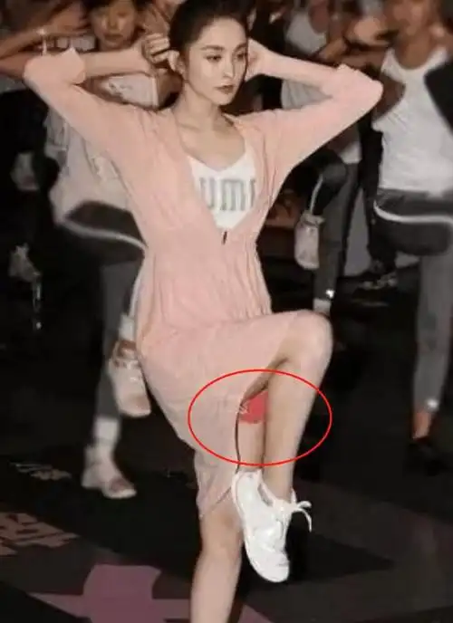 古力娜扎裙装亮相活动,现场高抬腿让人措手不及,网友:都"走光"了!