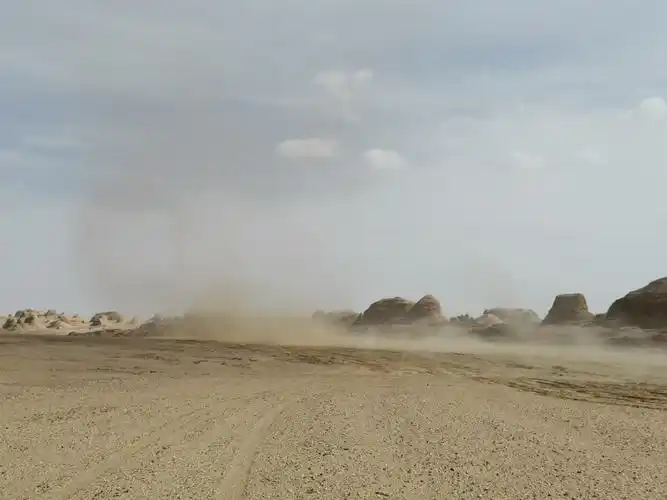 在戈壁沙漠里随时都会刮起的沙尘暴