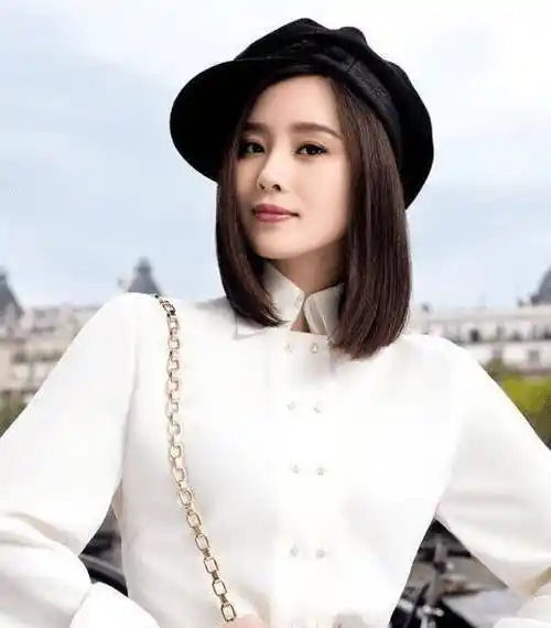 国民女神,在日常中都会以长发的形象示人,但是看到刘诗诗剪到齐肩短发