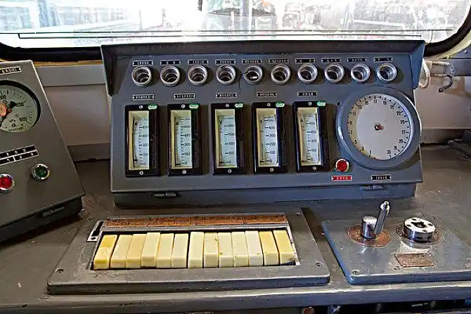 内燃机车驾驶室特写