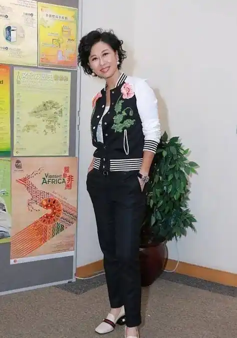 叶倩文60岁仍青春叛逆,蕾丝内搭配棒球外套,这个老太太有点潮_元素