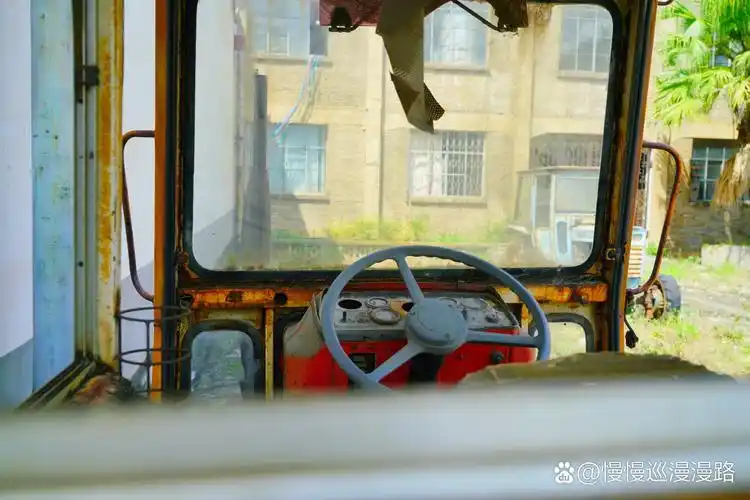 一代神车上海504的风烛之年 在某个废弃的糖厂大院里,停放着一红一蓝